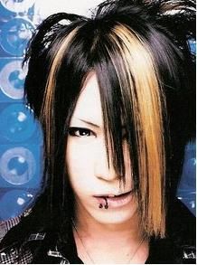 una dintre cele mai succes cantaretze ale japoniei dar mai place trupa asta mai ales kanon kirara